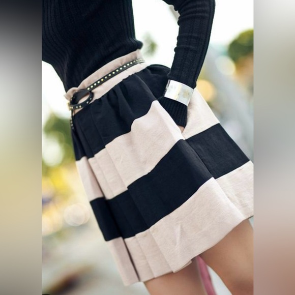 BCBG Generation Pleated Black and Beige Stripe Mini Skirt with Pockets Sz 4 - Picture 5 of 6